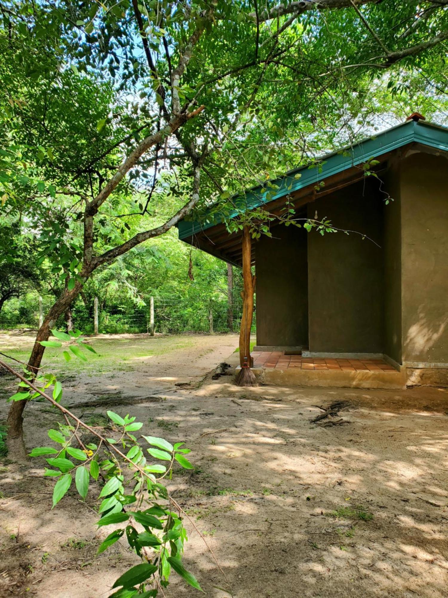 Clay Hut Village Полонарува Екстериор снимка